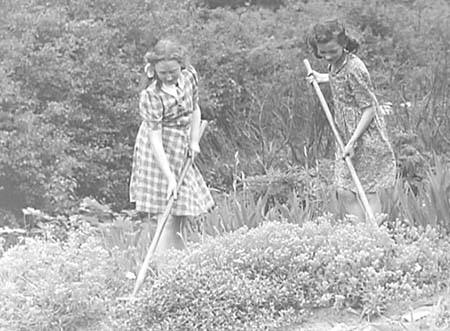 1947 Gardening 06