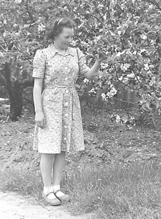 1947 Gardening 14