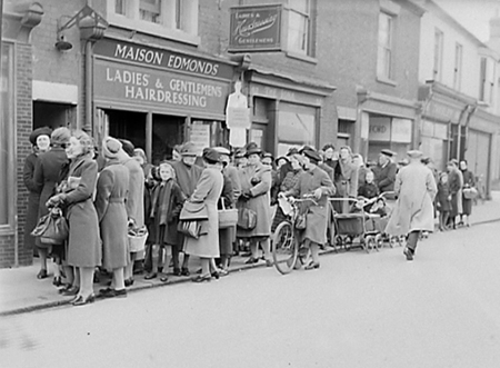 More Queuing 1945 03