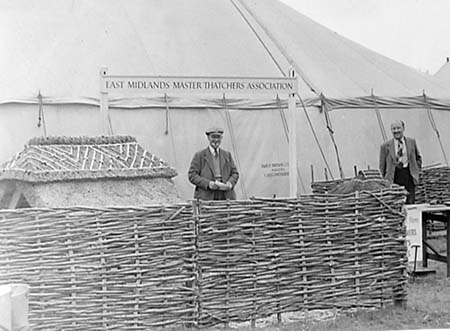 Thatching Stand 02
