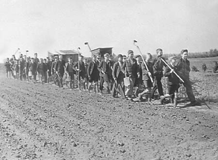 1942 Boy Gardeners 01