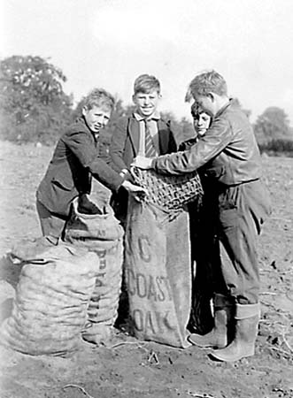 1944 Schoolchildren 15