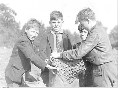 1944 Schoolchildren 16