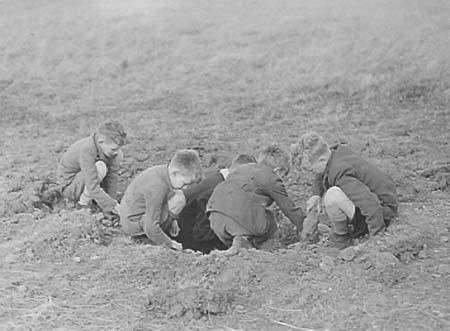 1940 Children Playing 01