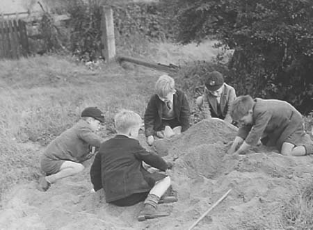 1940 Children Playing 02