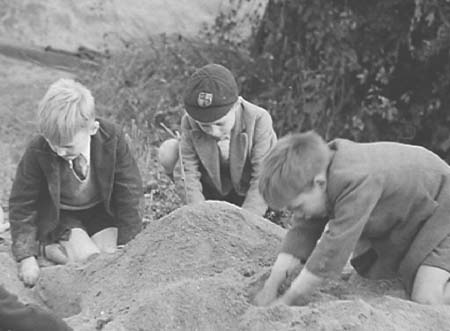 1940 Children Playing 03