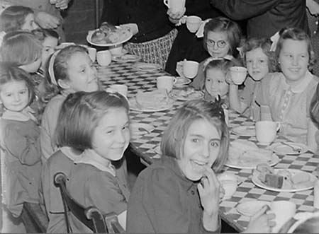 1945 Childrens Party 04