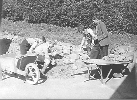 1943 Boy Gardeners 04