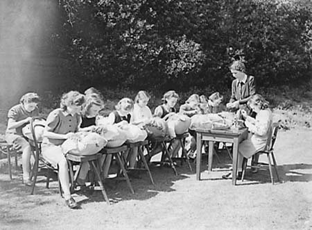 1944 Schoolgirls 01