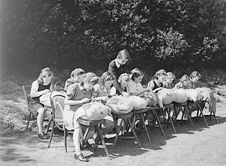 1944 Schoolgirls 02