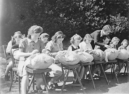 1944 Schoolgirls 03
