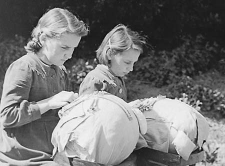 1944 Schoolgirls 05