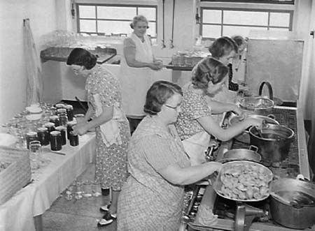 1940 WI Jam Making  04