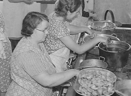 1940 WI Jam Making  05