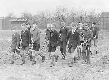 1941 Boy Gardeners 01