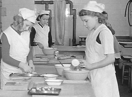 1943 Cookery Class 02