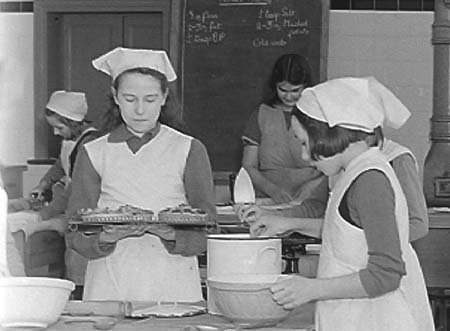 1943 Cookery Class 03