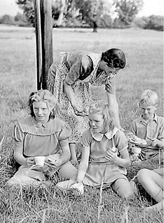 1947 Picnic Tea 03