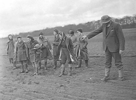 1943 Ploughing Display 05