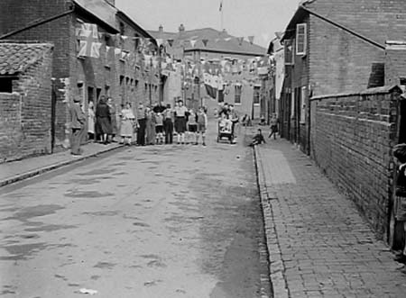 1945 Decorated Streets 01