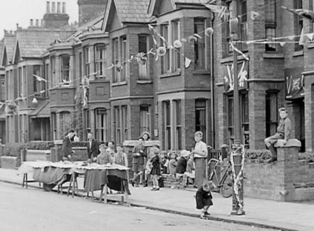 1945 Decorated Streets 09