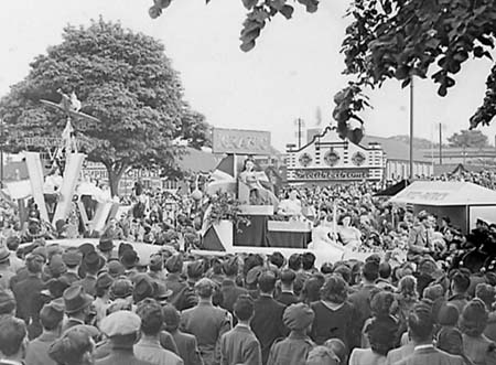 1945 Floats Parade 02
