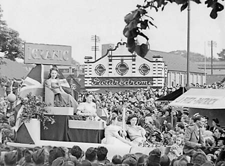 1945 Floats Parade 03