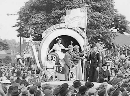 1945 Floats Parade 05