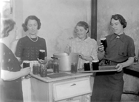 1943 WI Jam Making 01