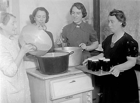 1943 WI Jam Making 02