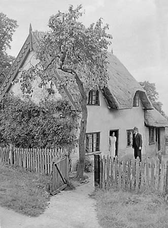 1945 Thatched Cottage 01