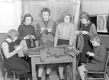 1940 Knitting Group 04