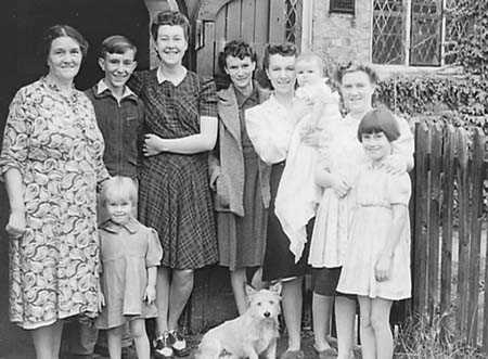 1943 Evacuee Family 02