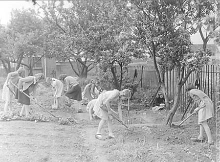 1949 Gardening 06