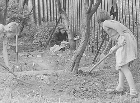 1949 Gardening 07