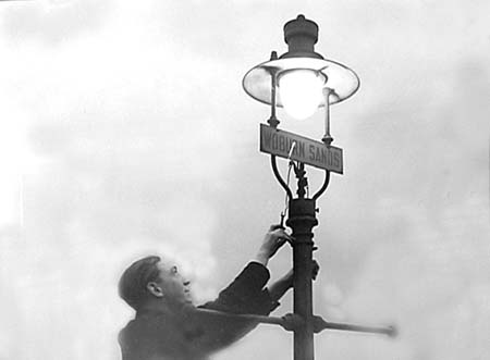 1948 Station Lamp 01